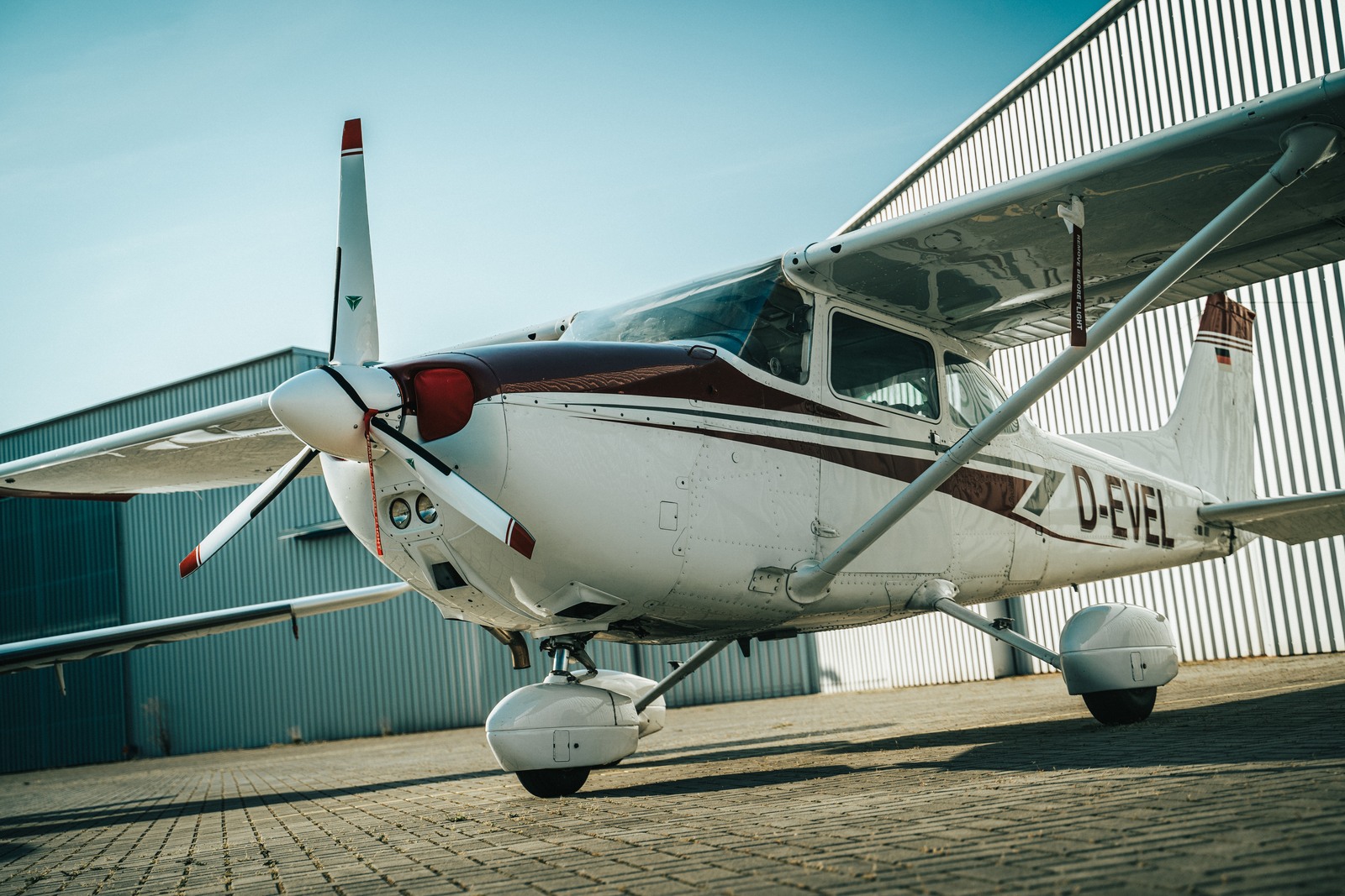 Onze Cessna 172 D-EVEL op het platform