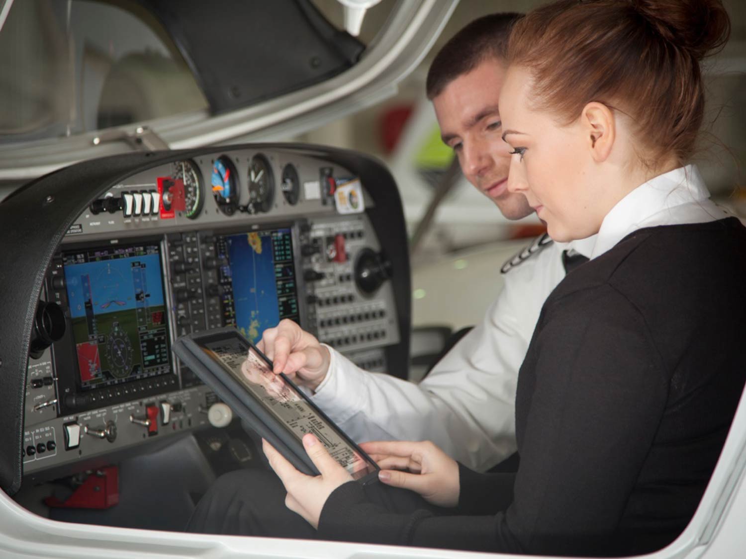 A student and instructor preparing a lesson in the flight simulator